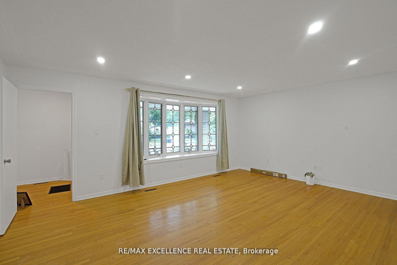 Upper - 1595 Borden Street, London East 5