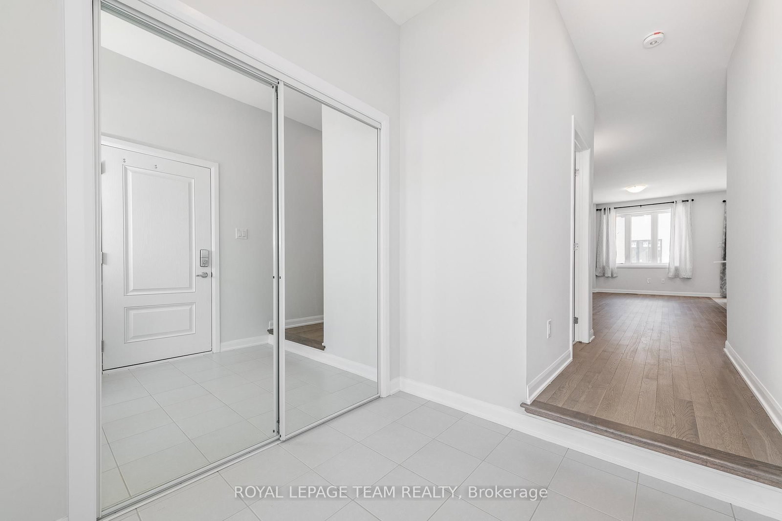 719 DONERAILE Walk, Ottawa, view 4