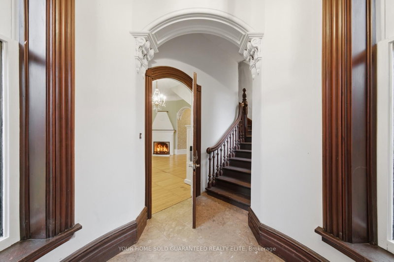 347 Queen St S photo 5