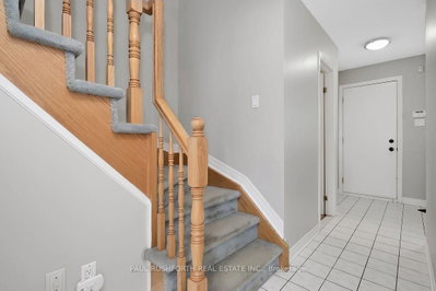 49 Grenadier Way • Ottawa, ON photo 2