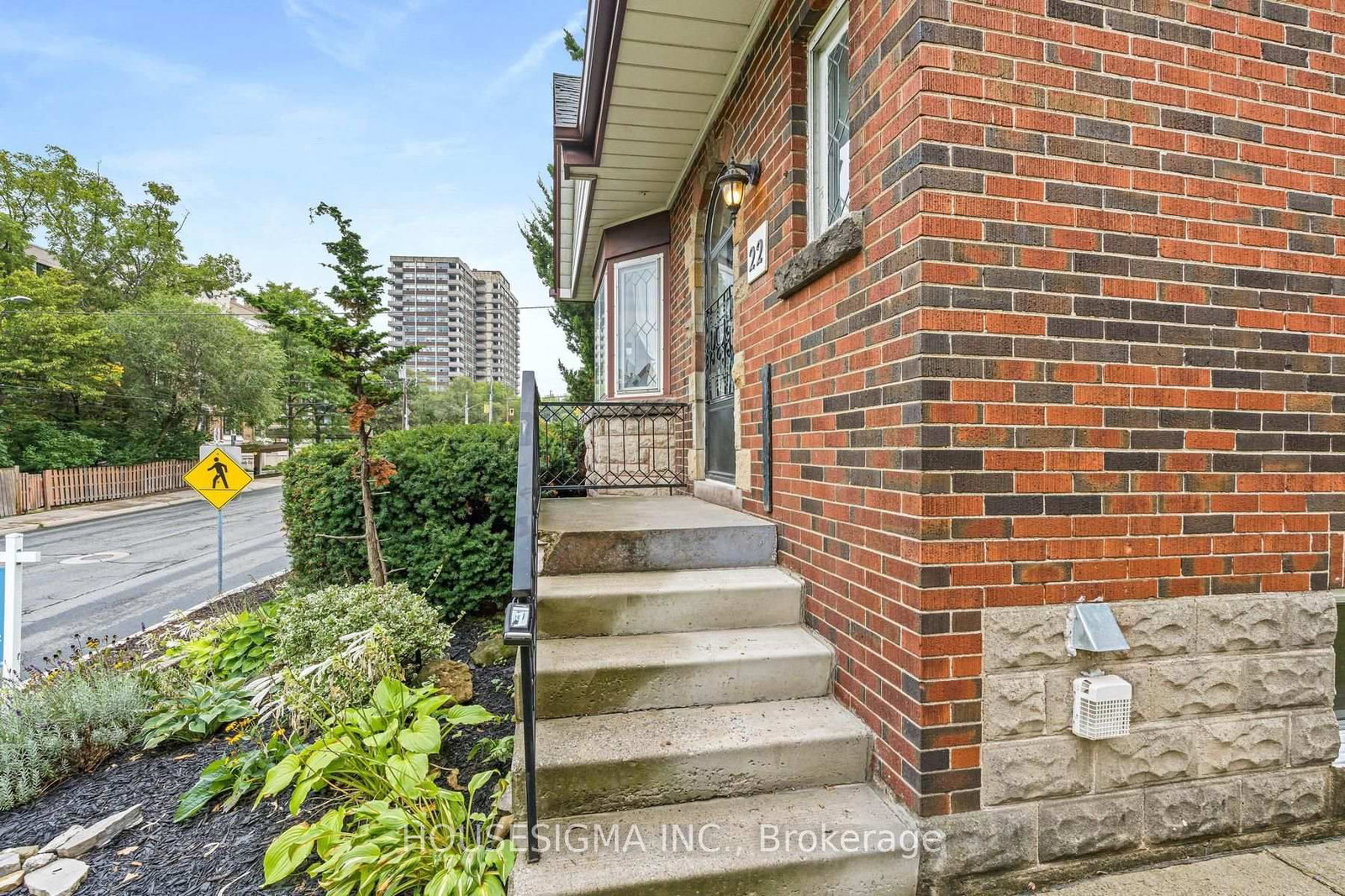 22 Arkledun Avenue • Hamilton, ON photo 5