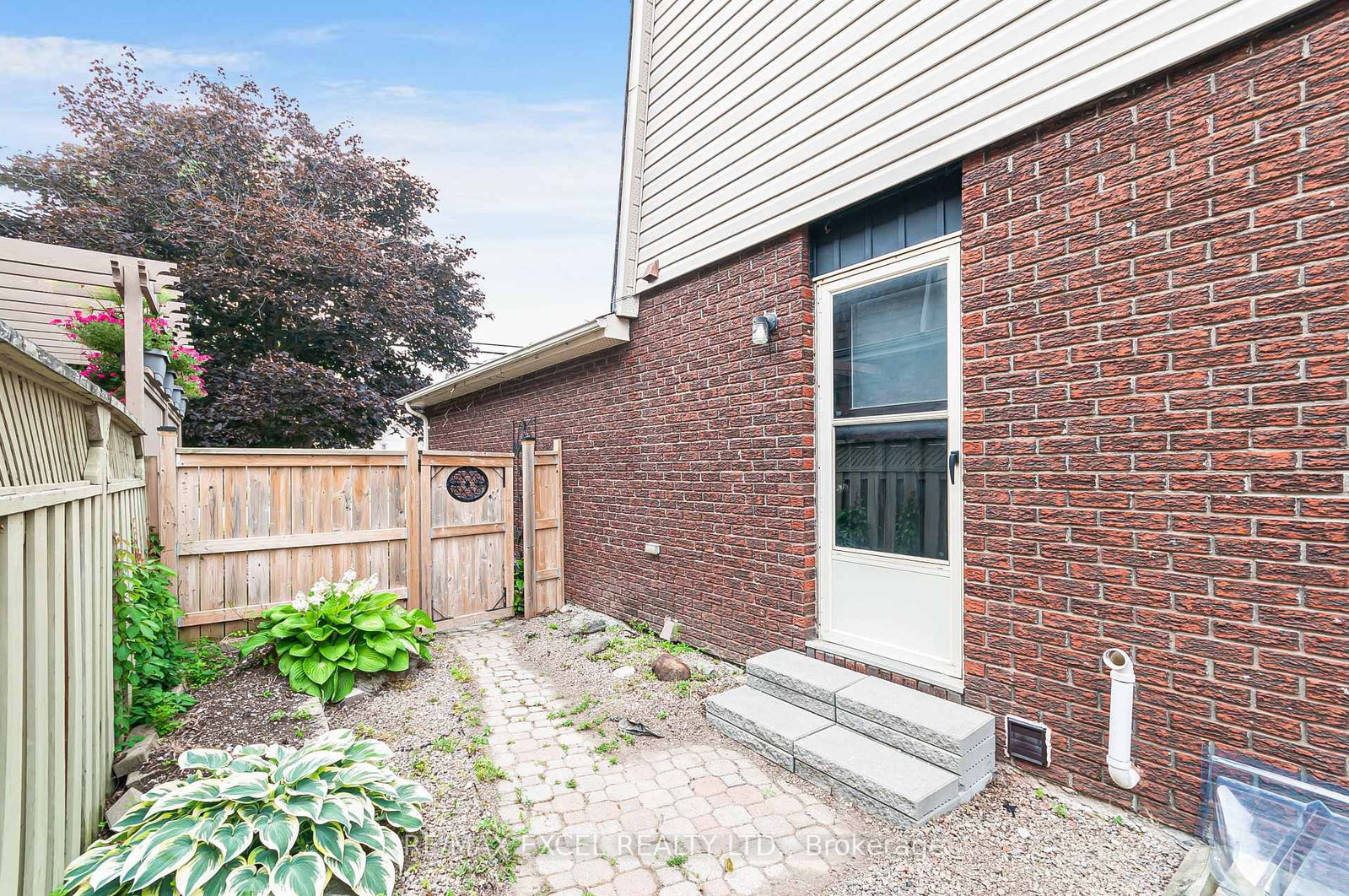 218 Angeline Street N • Kawartha Lakes, ON photo 5