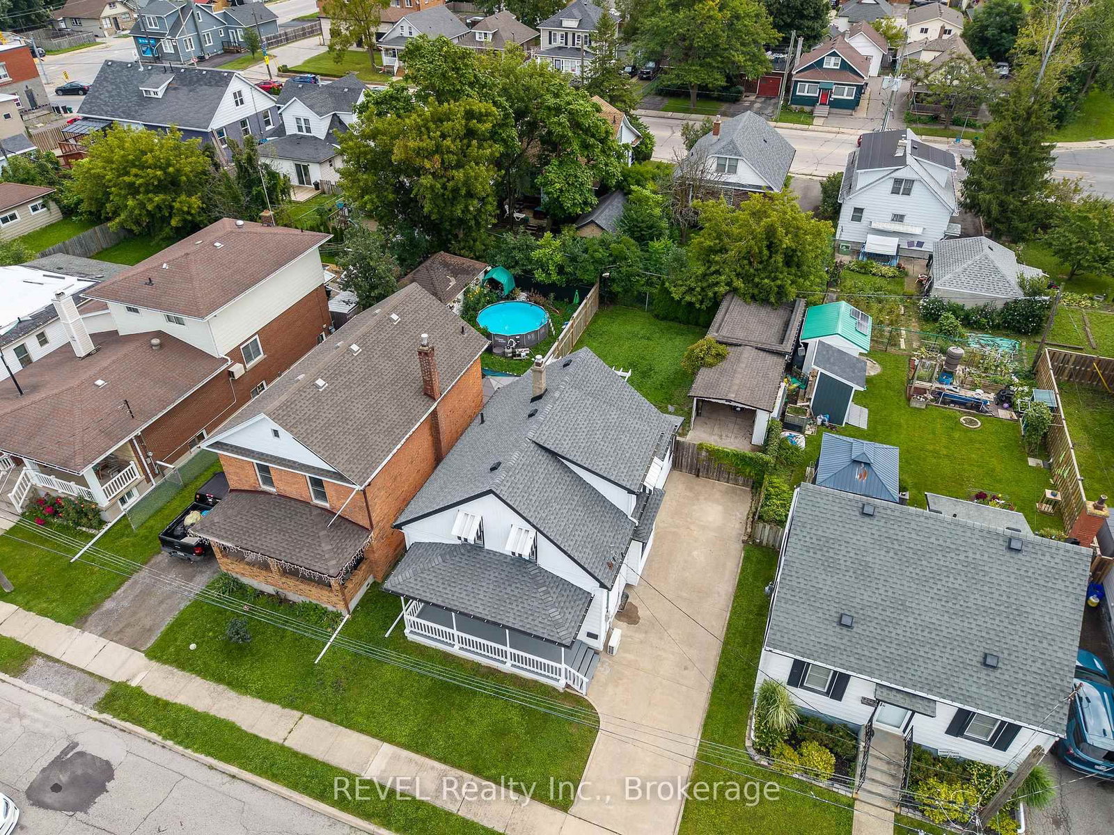 14 Battle Street • Thorold, ON photo 2