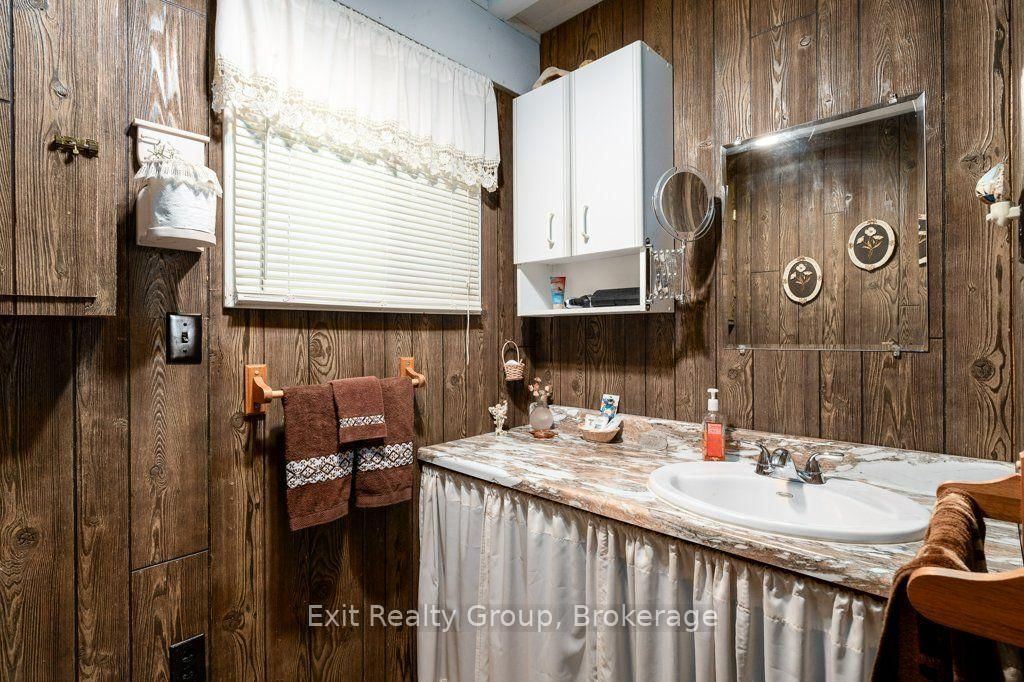 2010 Shabomeka Lake • Cloyne, ON photo 14