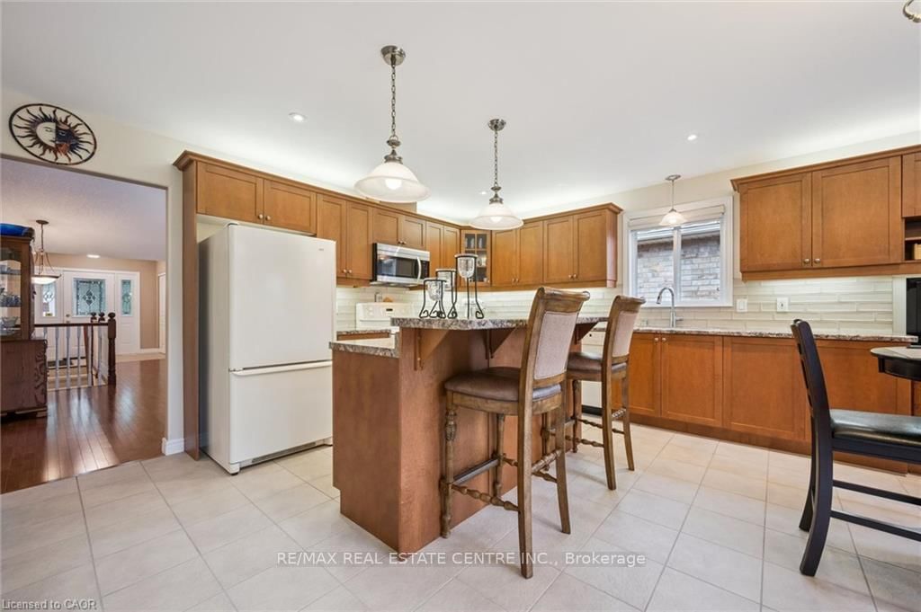 555 Killbear Court • Waterloo, ON photo 6