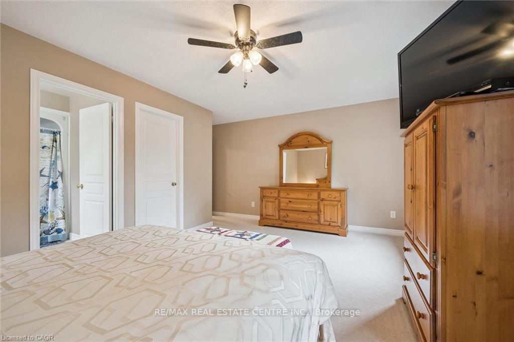 555 Killbear Court • Waterloo, ON photo 9