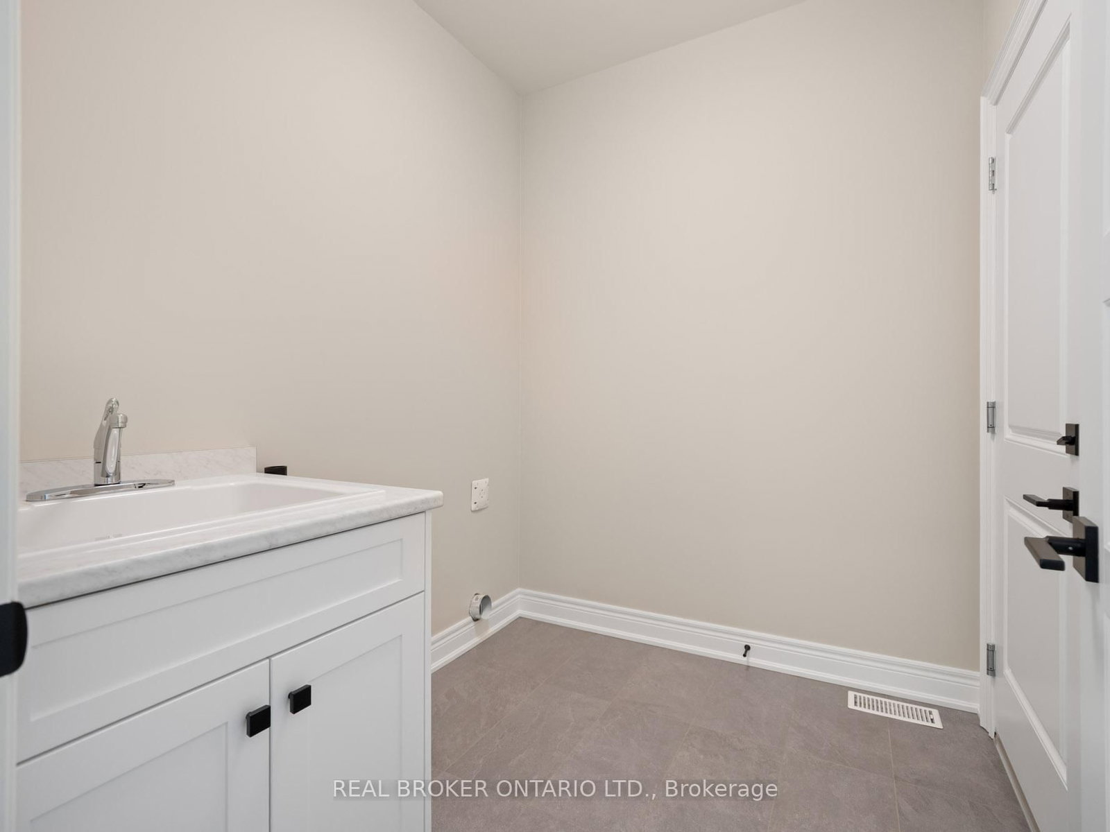 26 AUSTIN Drive • Welland, ON photo 8