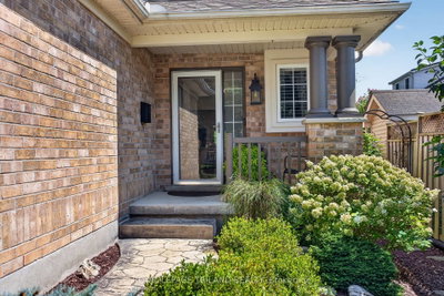 98 Rossmore Court • London South, ON photo 4