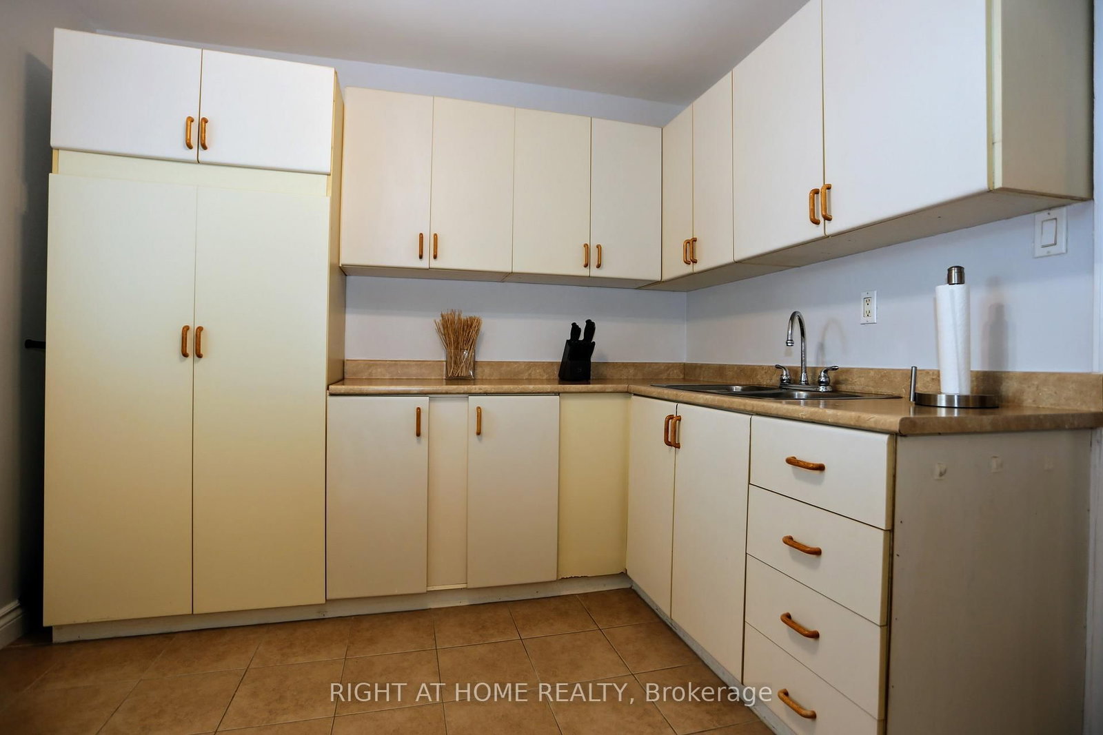 323 Levis Avenue • Ottawa, ON photo 15