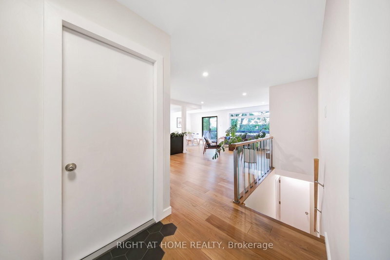 305 Daleside Place N