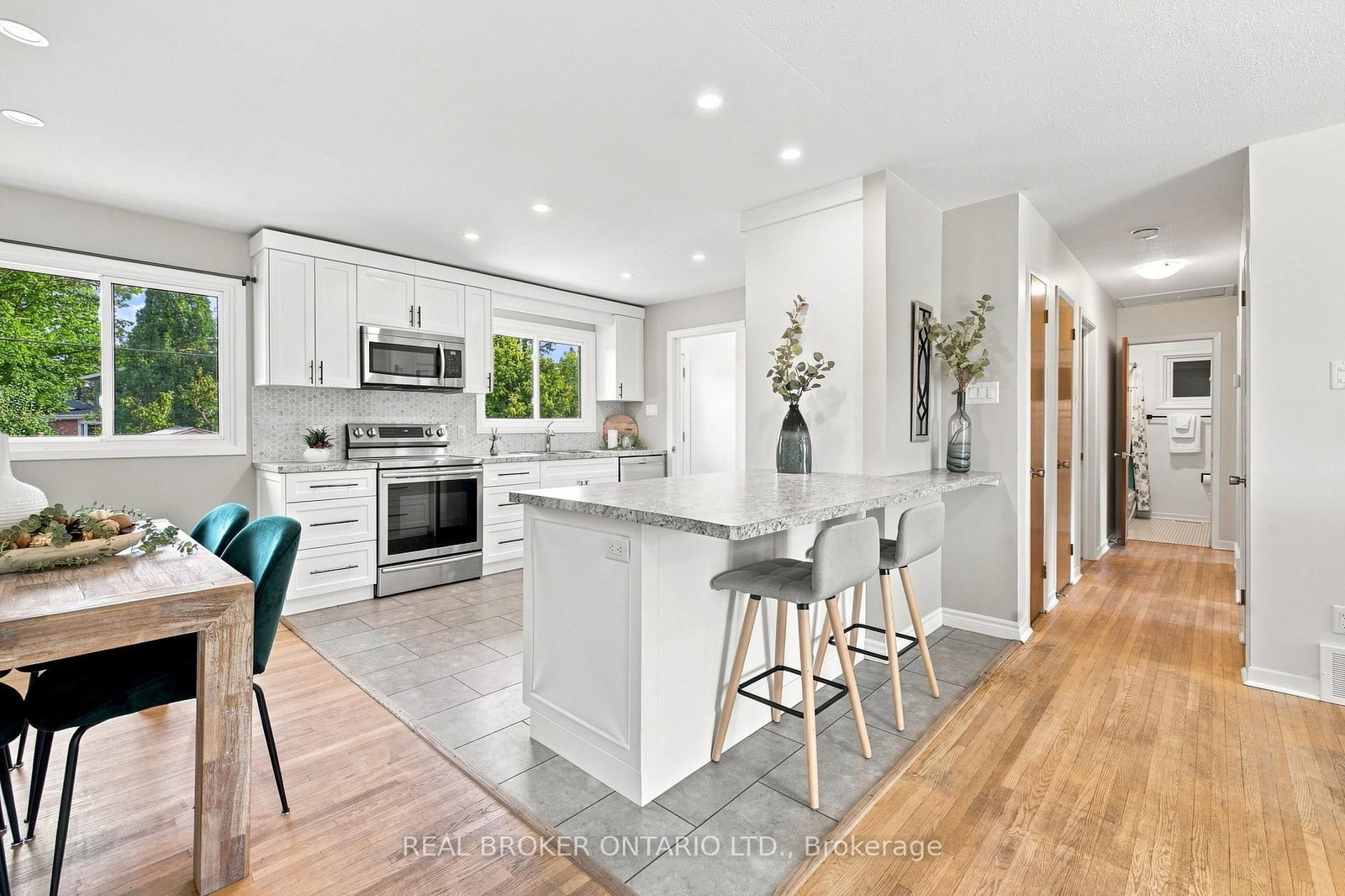 82 Meadowlands Drive W • Ottawa, ON photo 12