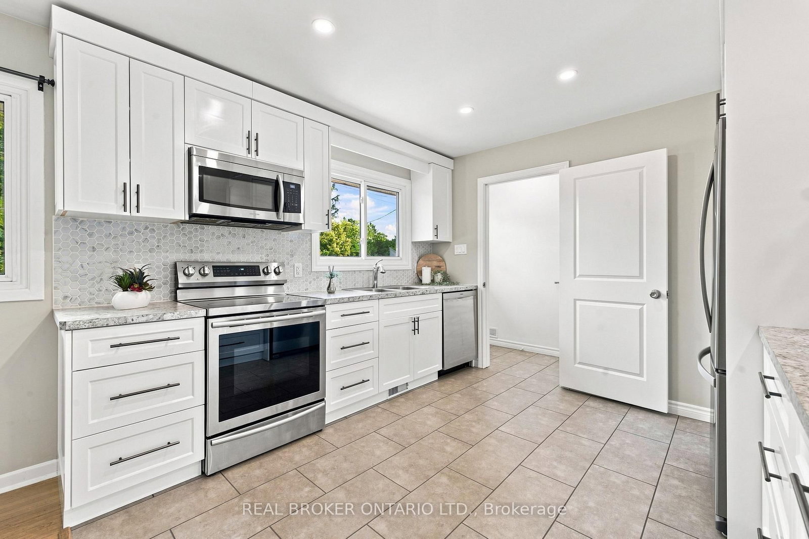 82 Meadowlands Drive W • Ottawa, ON photo 13