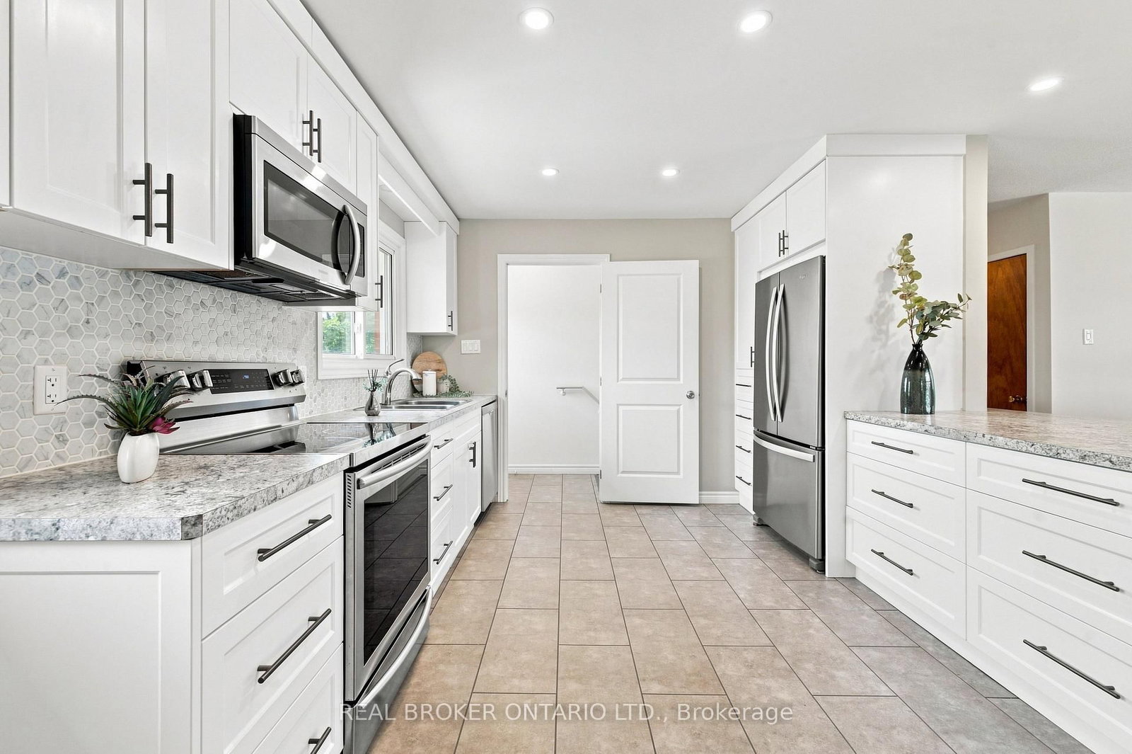 82 Meadowlands Drive W • Ottawa, ON photo 14