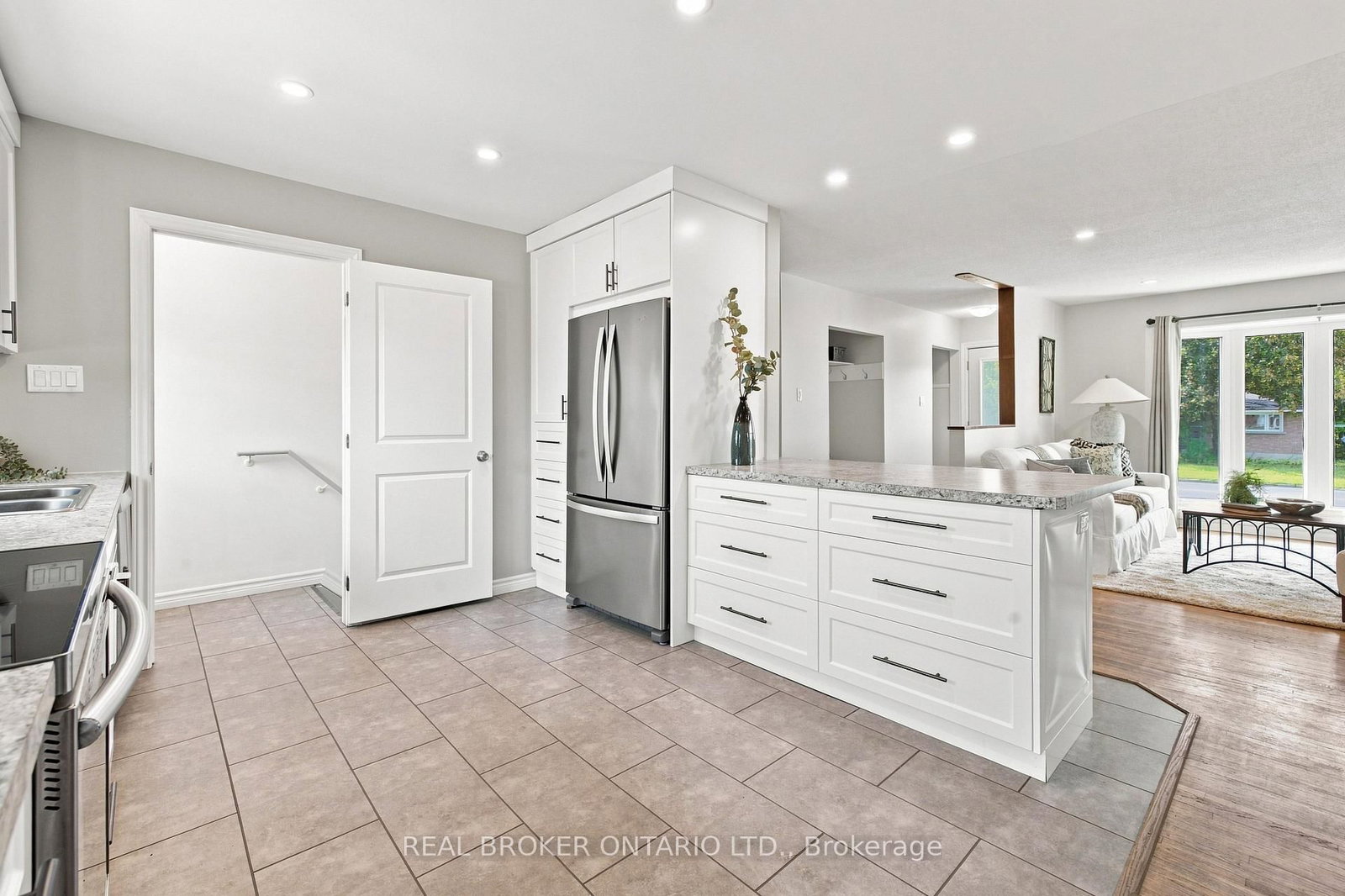 82 Meadowlands Drive W • Ottawa, ON photo 15
