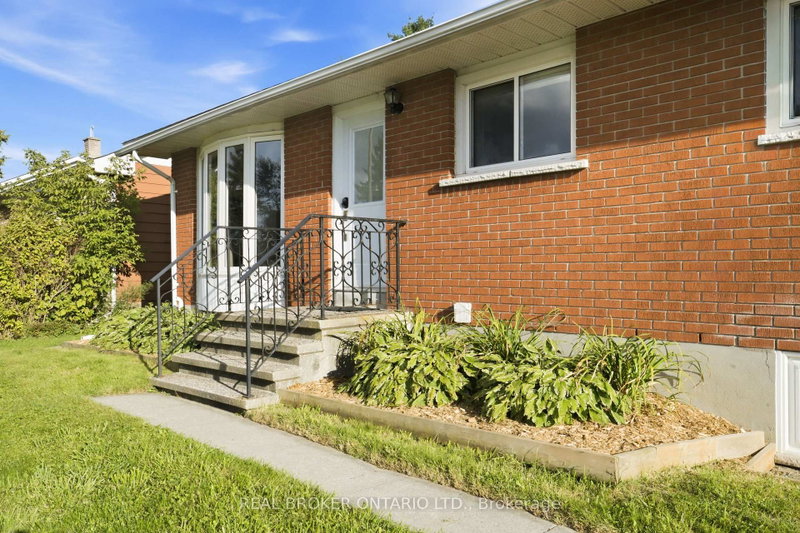 82 Meadowlands Drive W