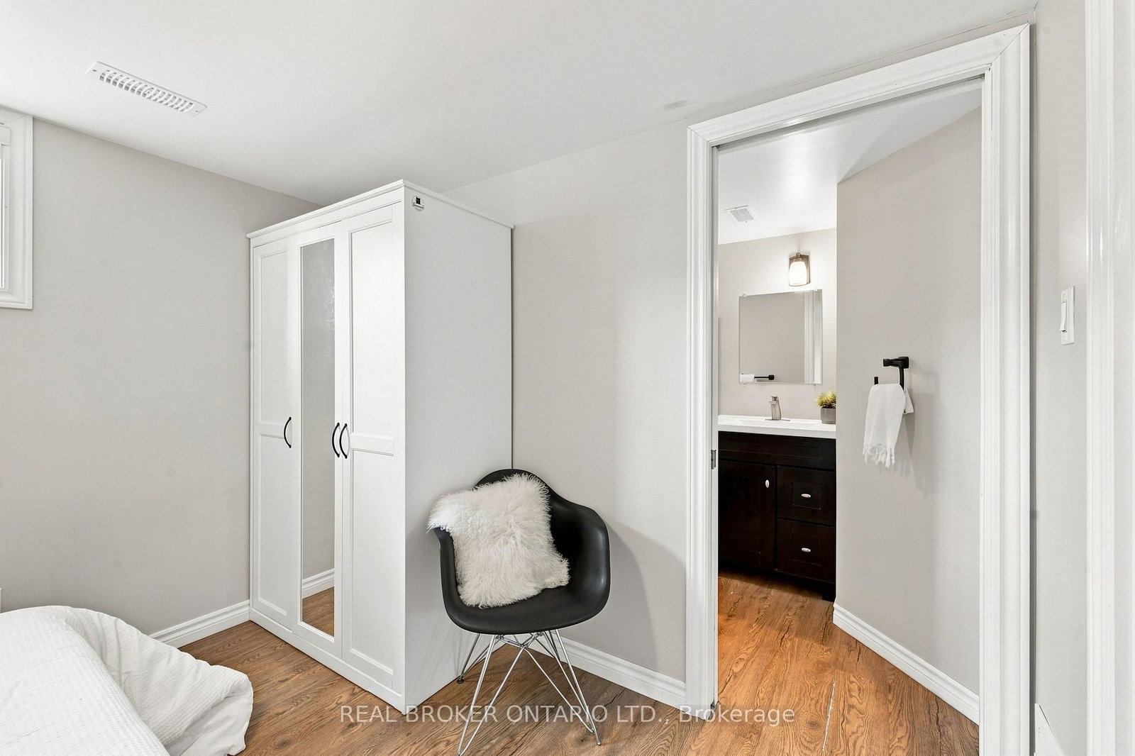 82 Meadowlands Drive W • Ottawa, ON photo 36