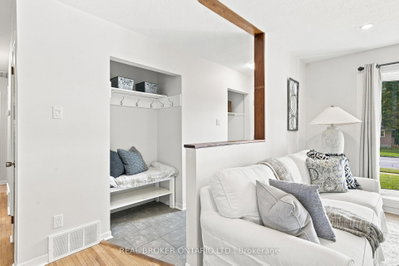 82 Meadowlands Drive W • Ottawa, ON photo 4