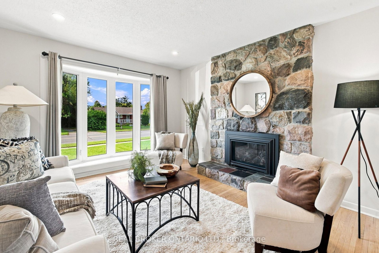 82 Meadowlands Drive W • Ottawa, ON photo 5