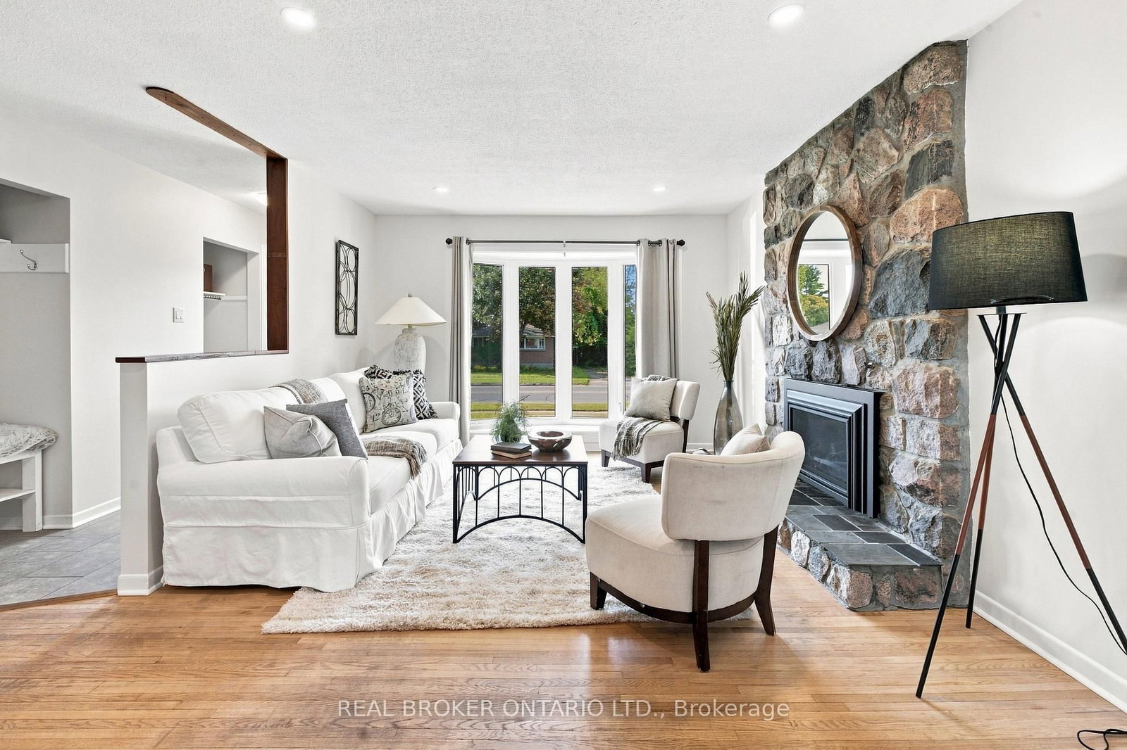 82 Meadowlands Drive W • Ottawa, ON photo 6