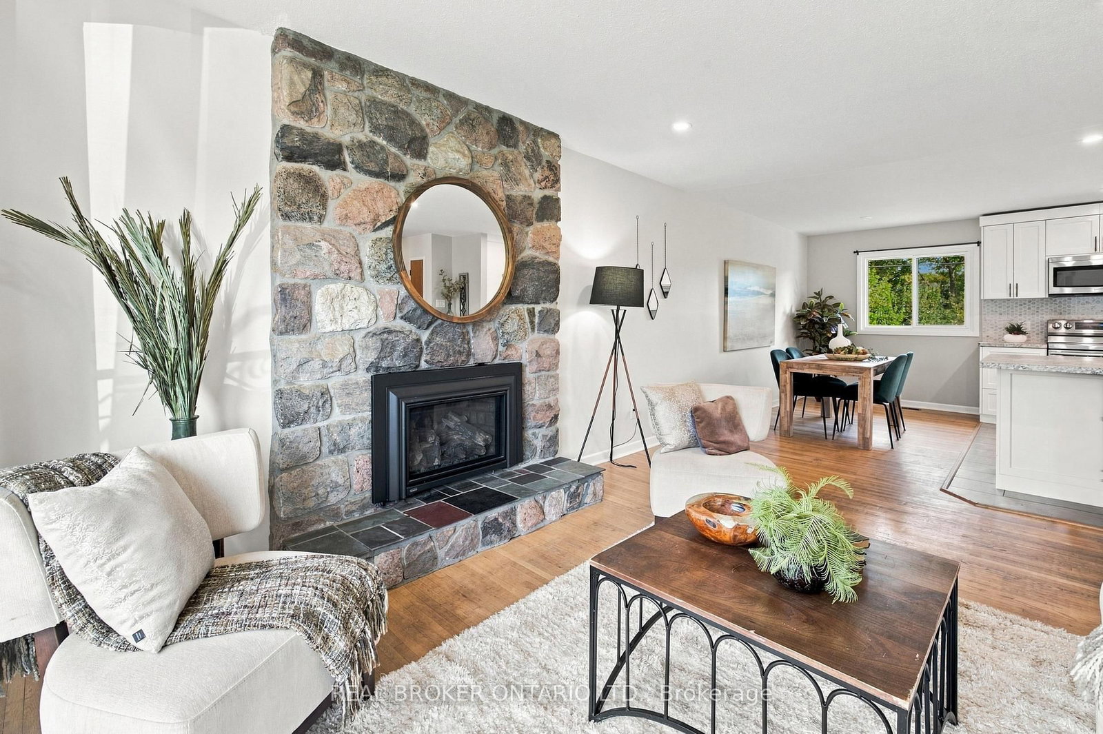 82 Meadowlands Drive W • Ottawa, ON photo 8