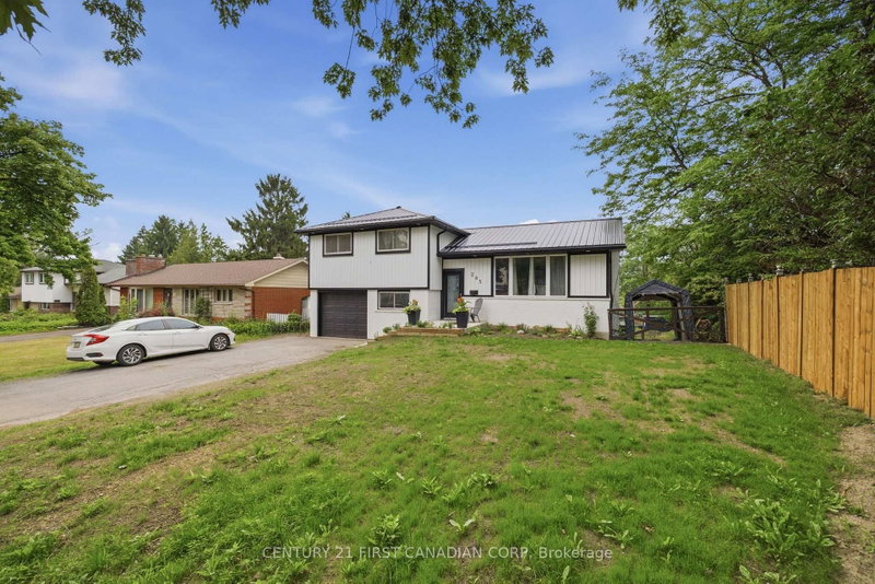 285 Panorama Crescent