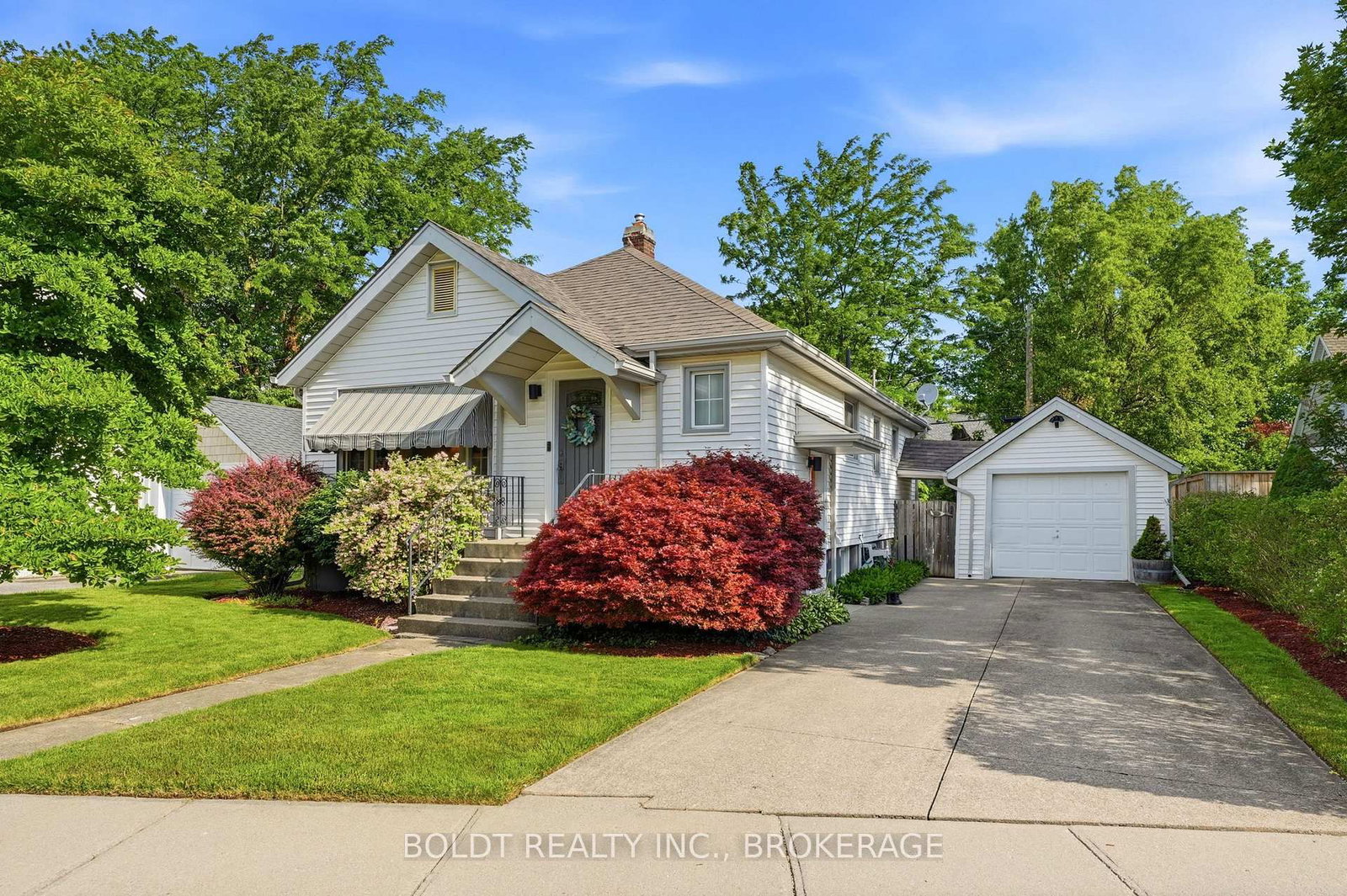 9 Woodgate Avenue • St. Catharines, ON photo 3