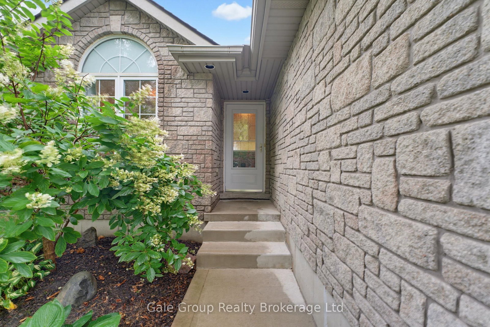 471 Ontario Street • Woodstock, ON photo 4