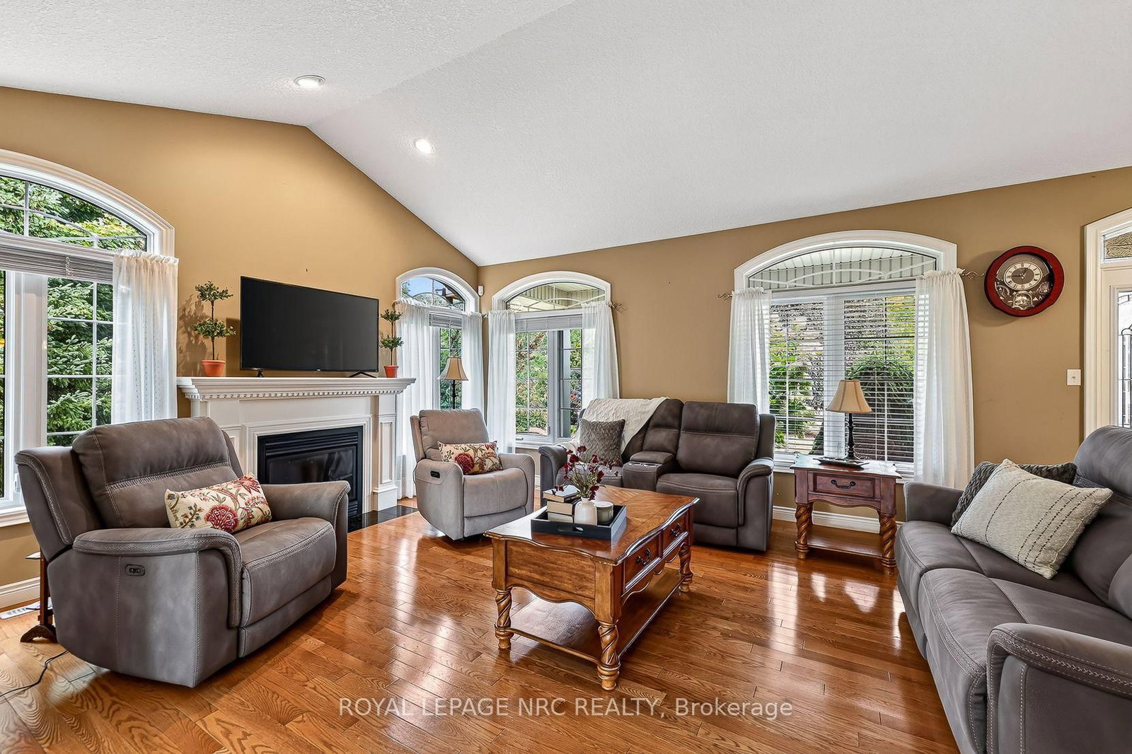 400 Lakeview Drive • Woodstock, ON photo 8