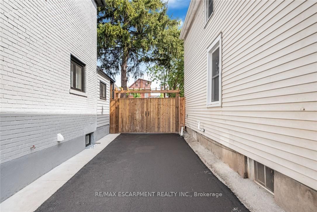 250 Rosslyn Avenue N • Hamilton, ON photo 6