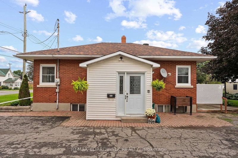 208 Oxford Street E