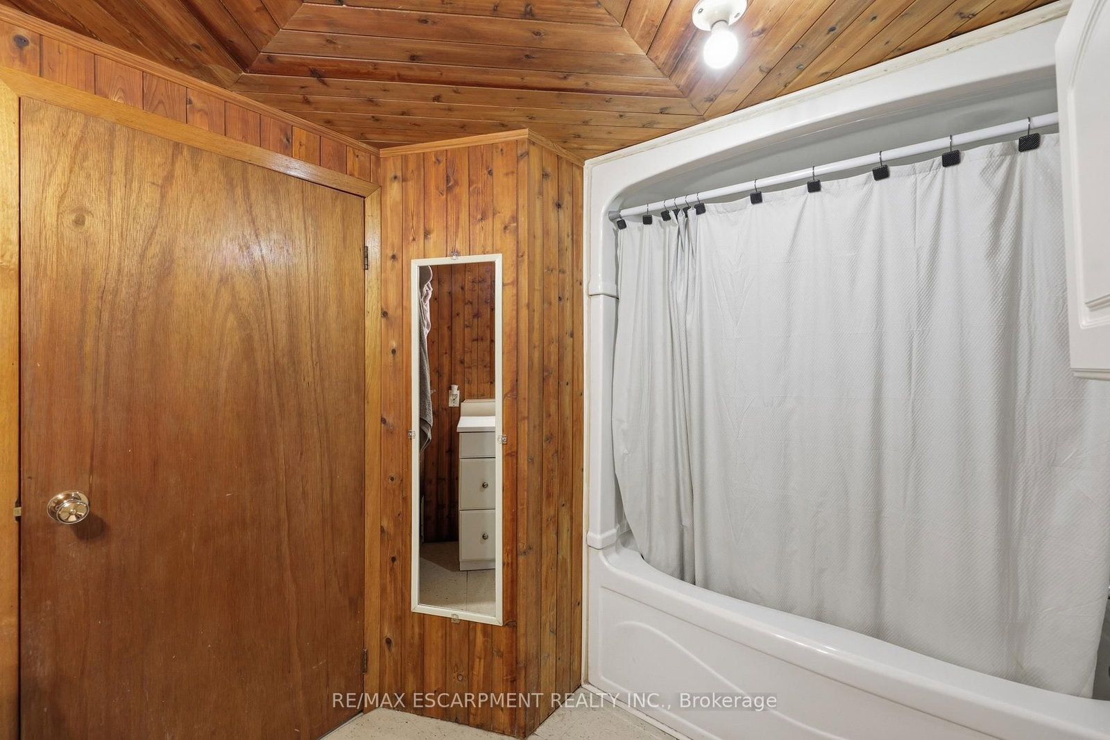 8404 Chippewa Road • Hamilton, ON photo 13