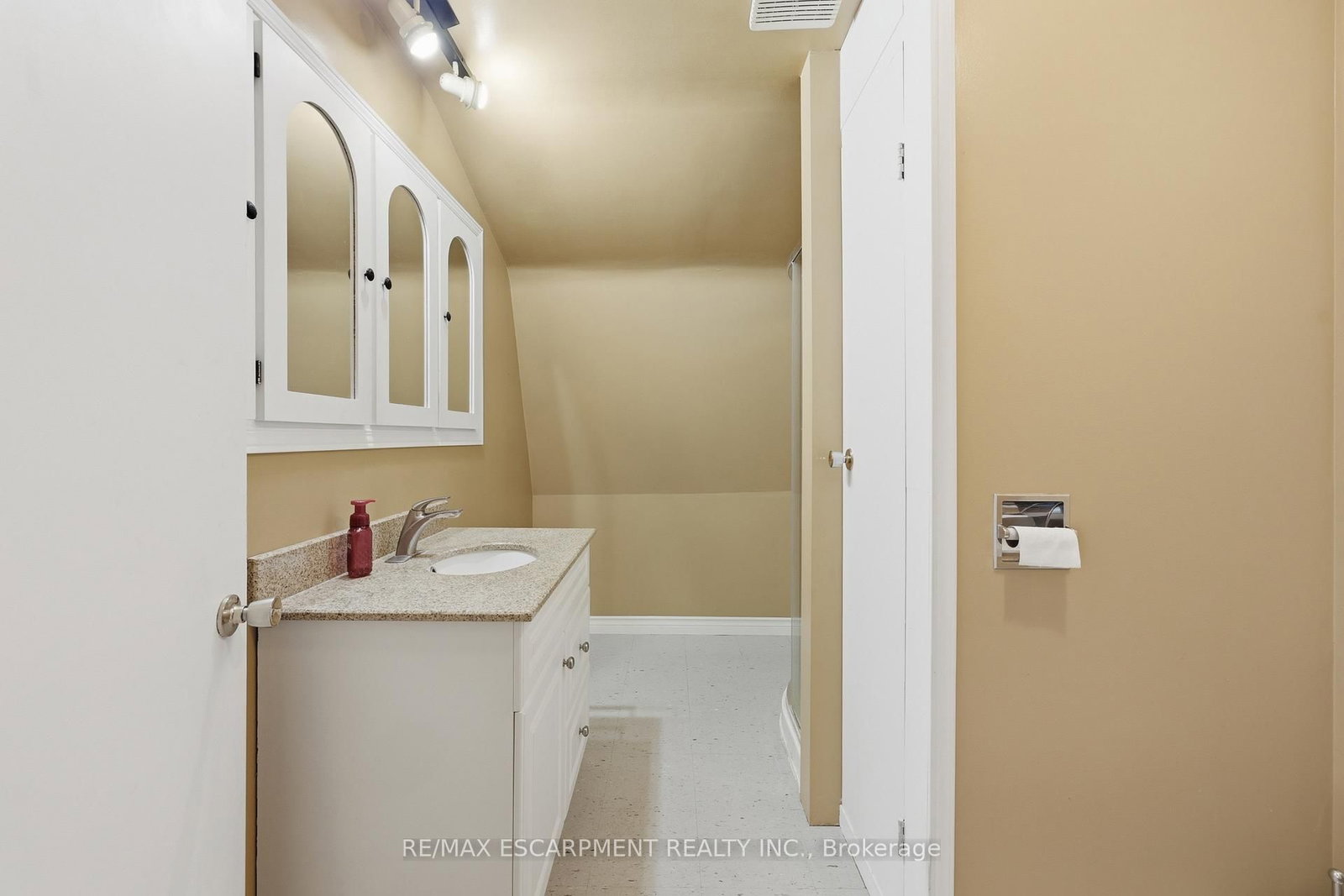 8404 Chippewa Road • Hamilton, ON photo 47