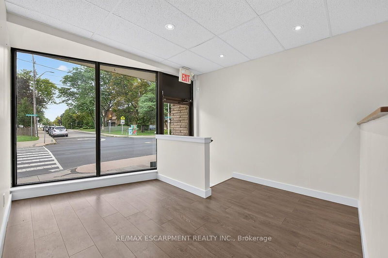 618 Concession St photo 4