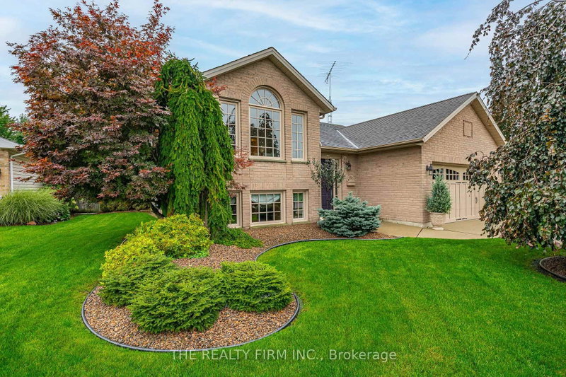 4077 Pine Crescent