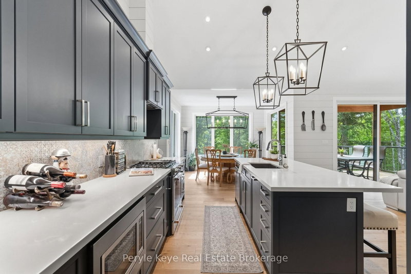 1140 Walker's Glenn Cres photo 4