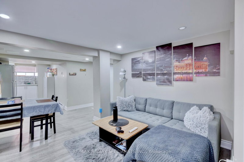 4 - 118 Fairholt Road S