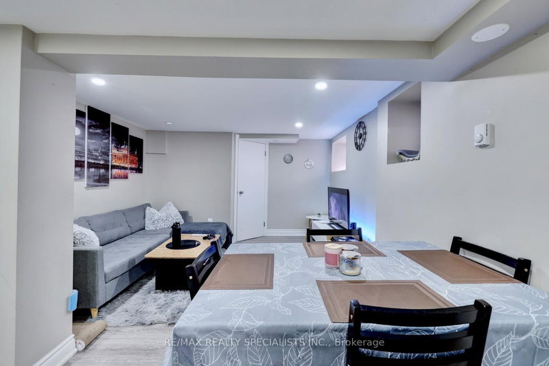 4 - 118 Fairholt Road S
