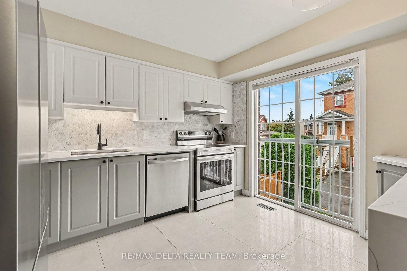 2 Bellflower Private NW • Ottawa, ON photo 5