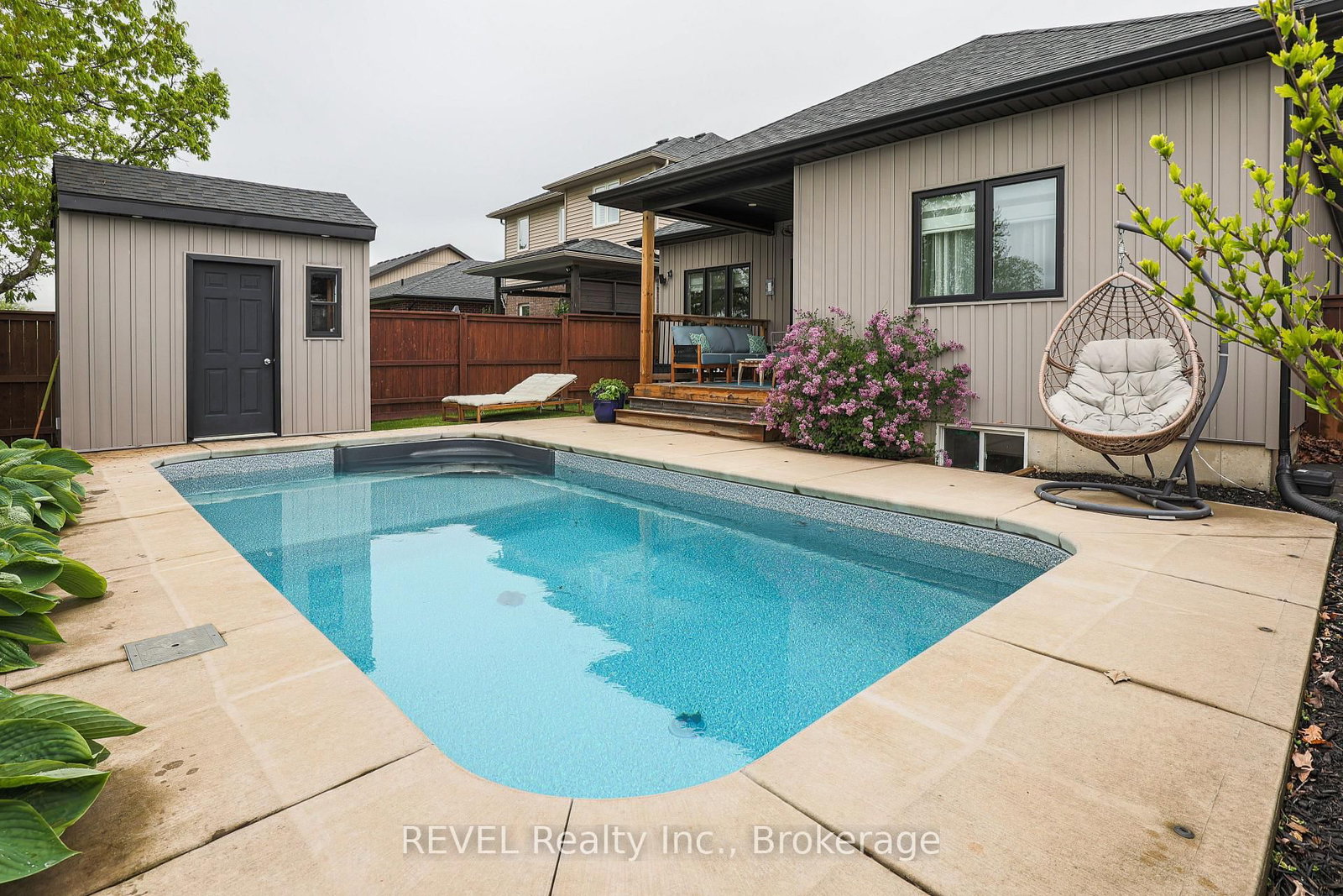 15 Willowbrook Drive • Welland, ON photo 8
