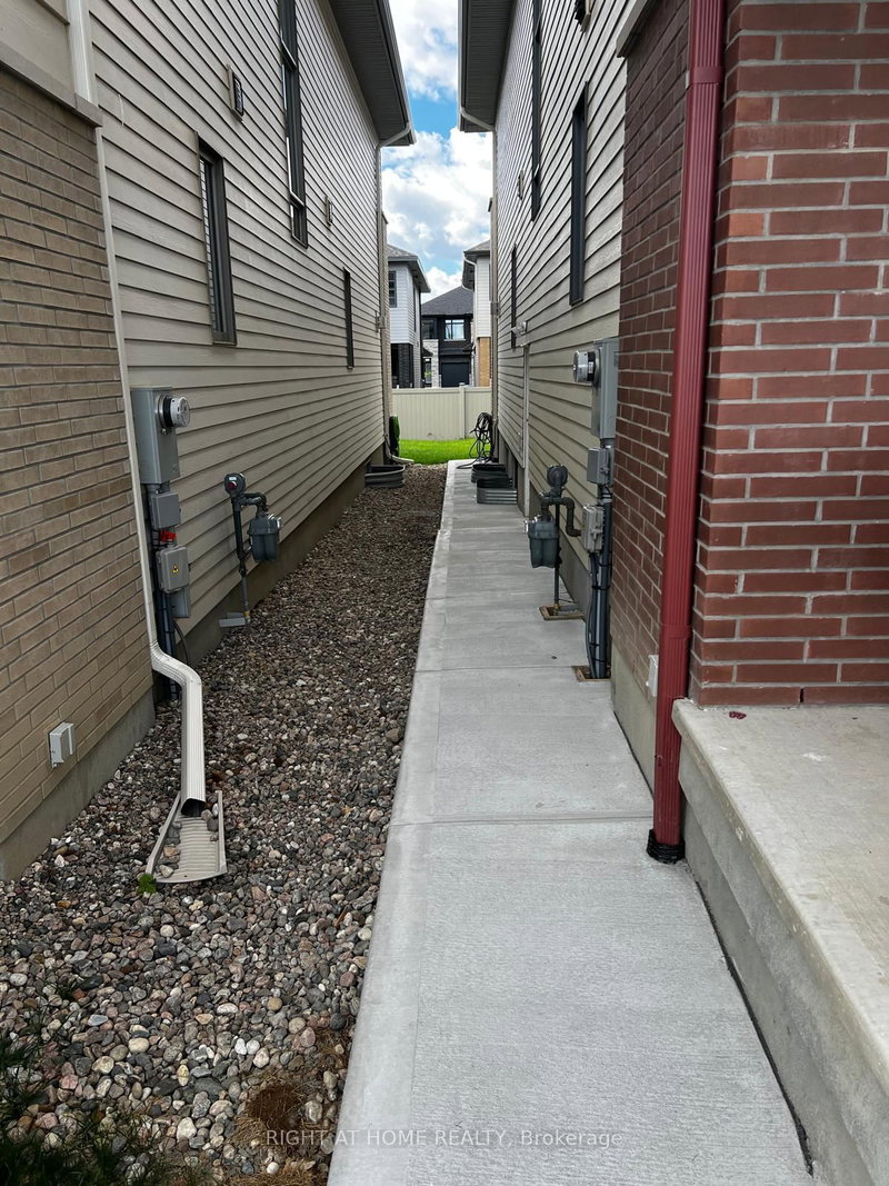 Unit B - 159 Rockmelon Street