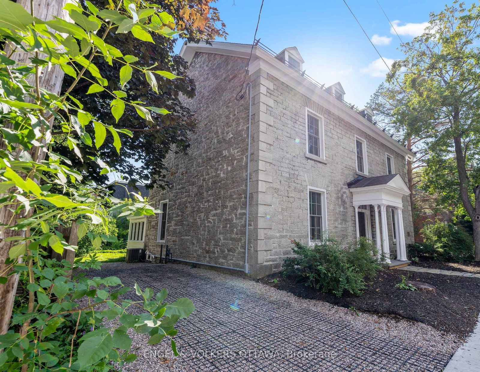 35 Mackay Street • Ottawa, ON photo 2