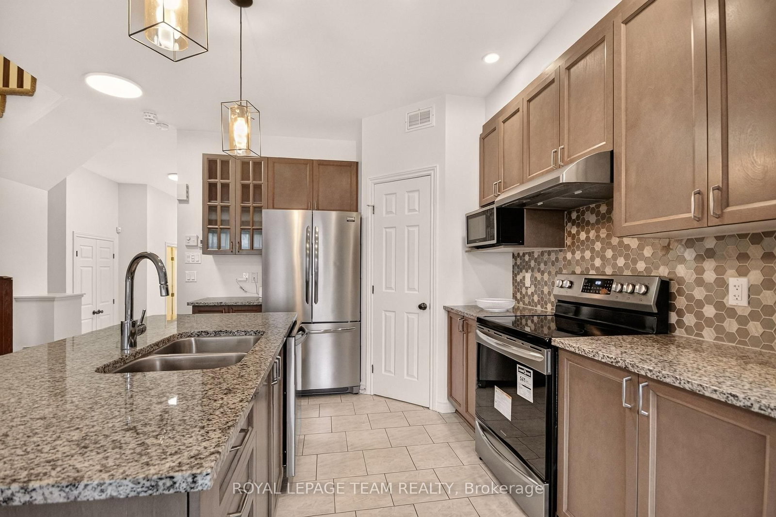 328 WARMSTONE Drive • Ottawa, ON photo 23