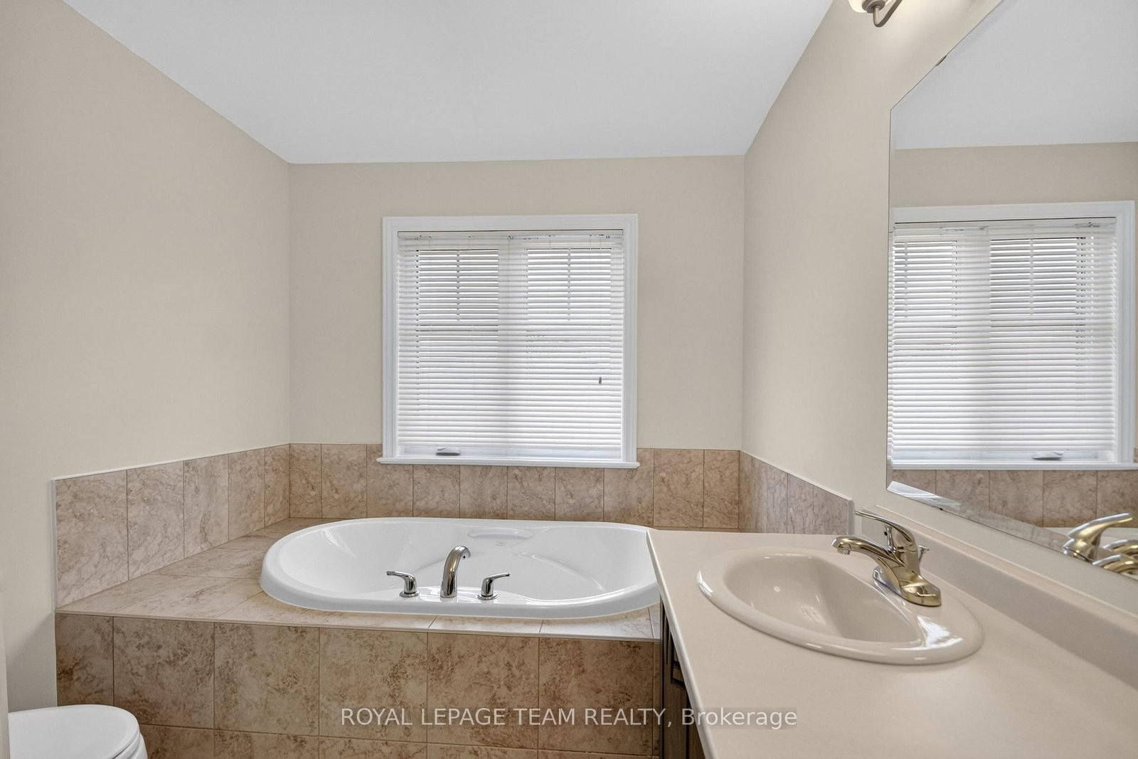 328 WARMSTONE Drive • Ottawa, ON photo 32