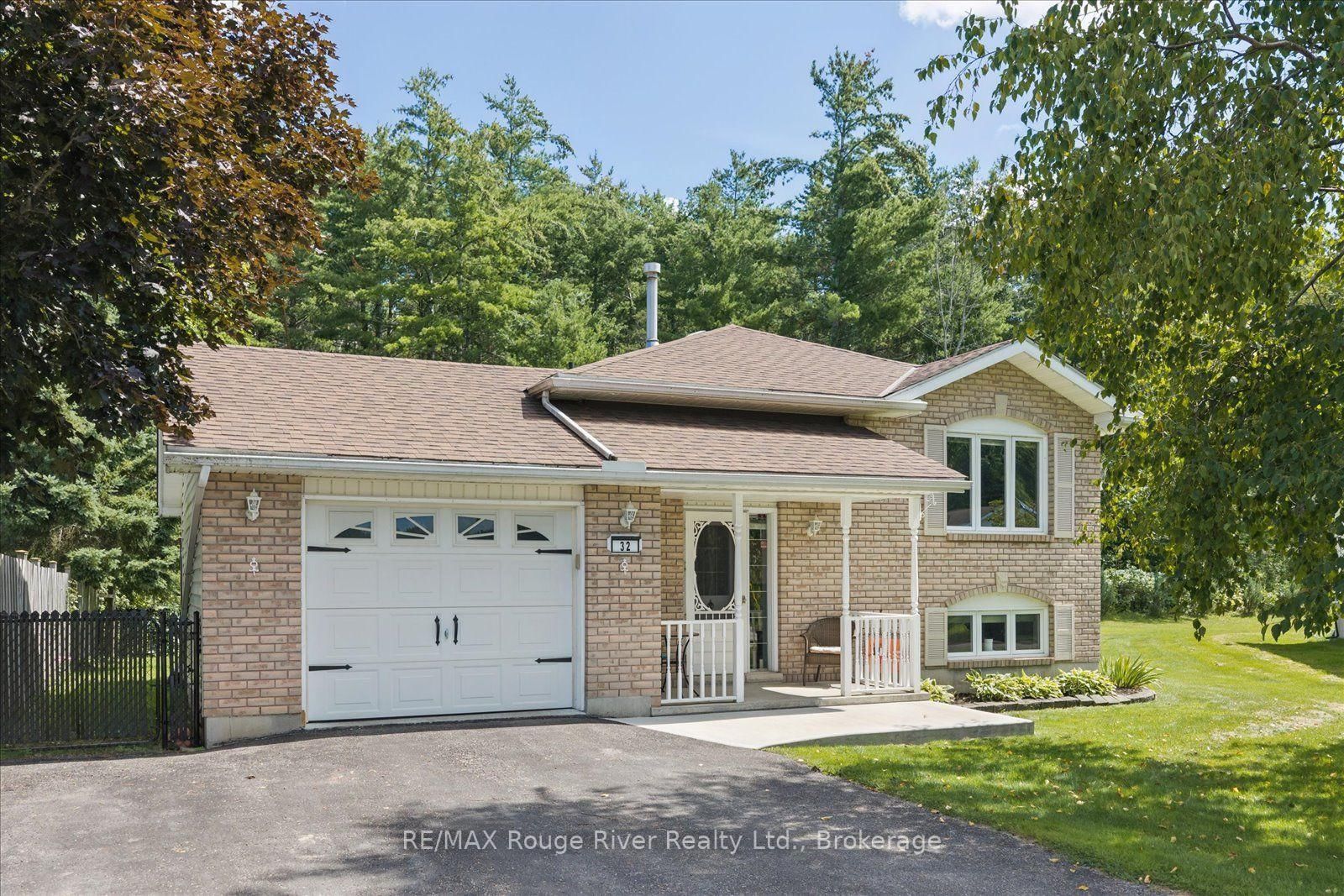 32 South Maloney Street • Limoges, ON photo 2