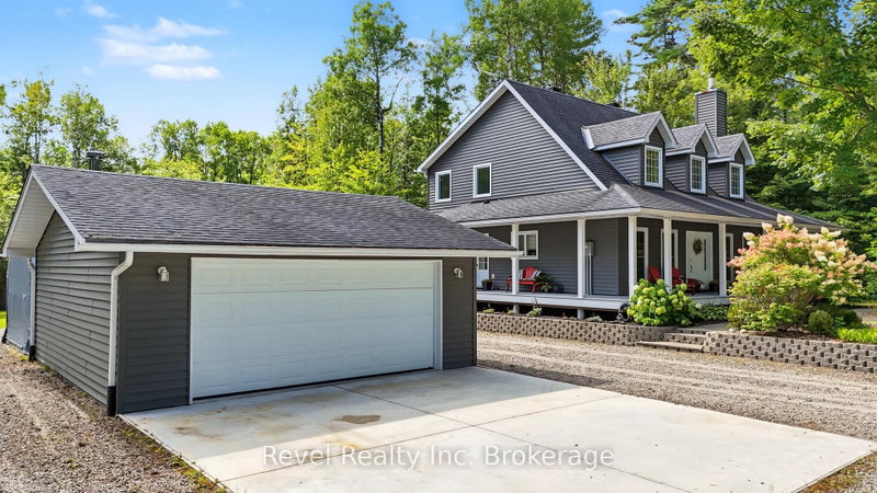 99 LAURENTIAN Crescent