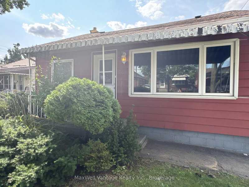 73 Walter Avenue N