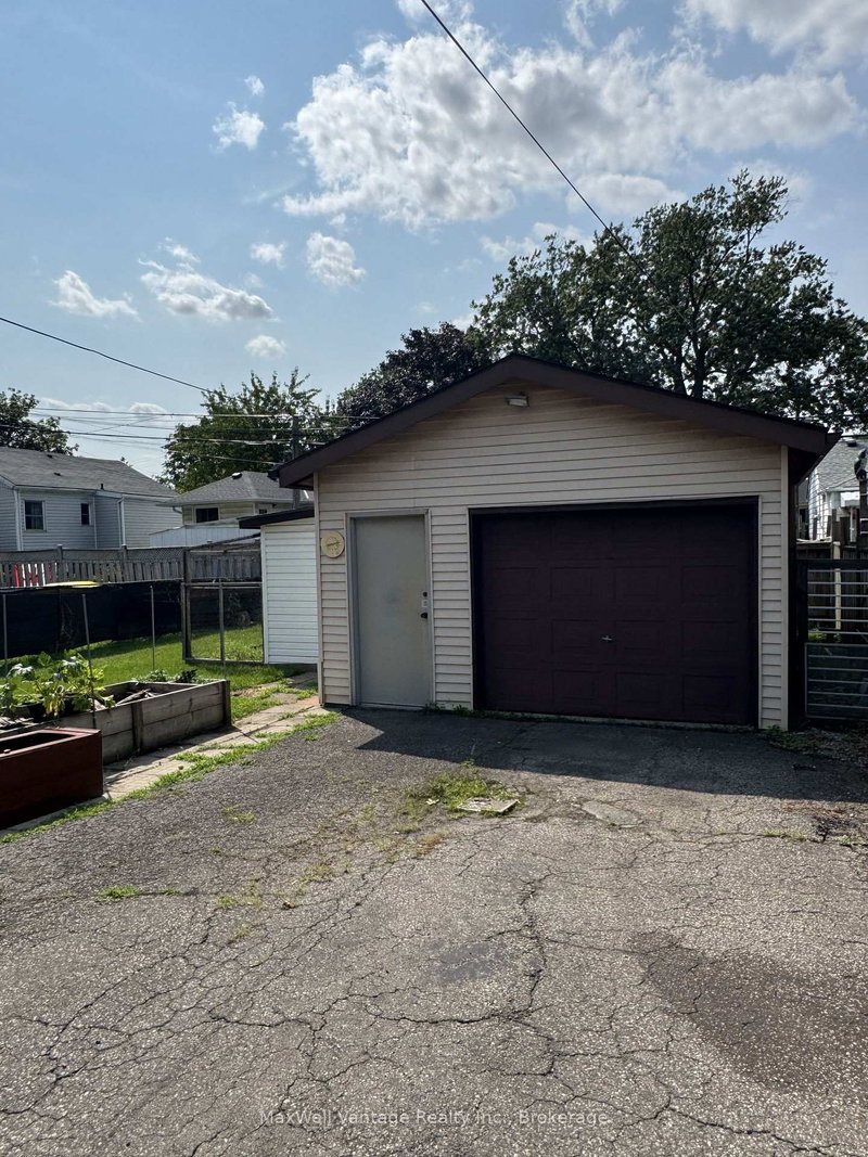73 Walter Avenue N
