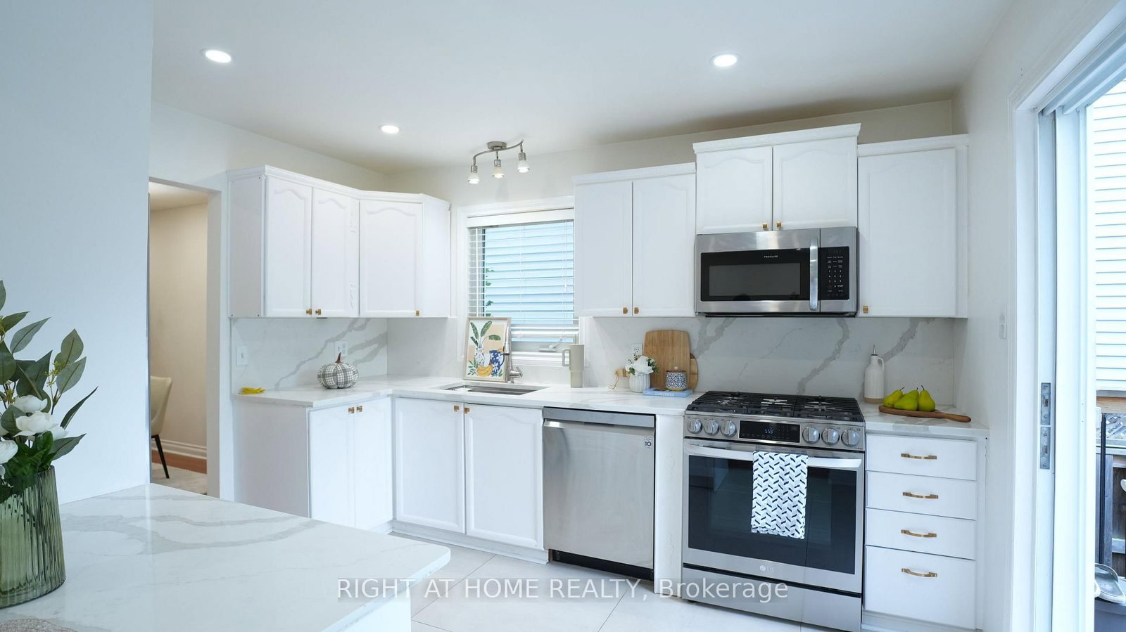 672 Farmbrook Crescent • Ottawa, ON photo 12