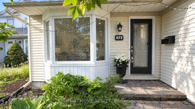 672 Farmbrook Crescent • Ottawa, ON photo 2