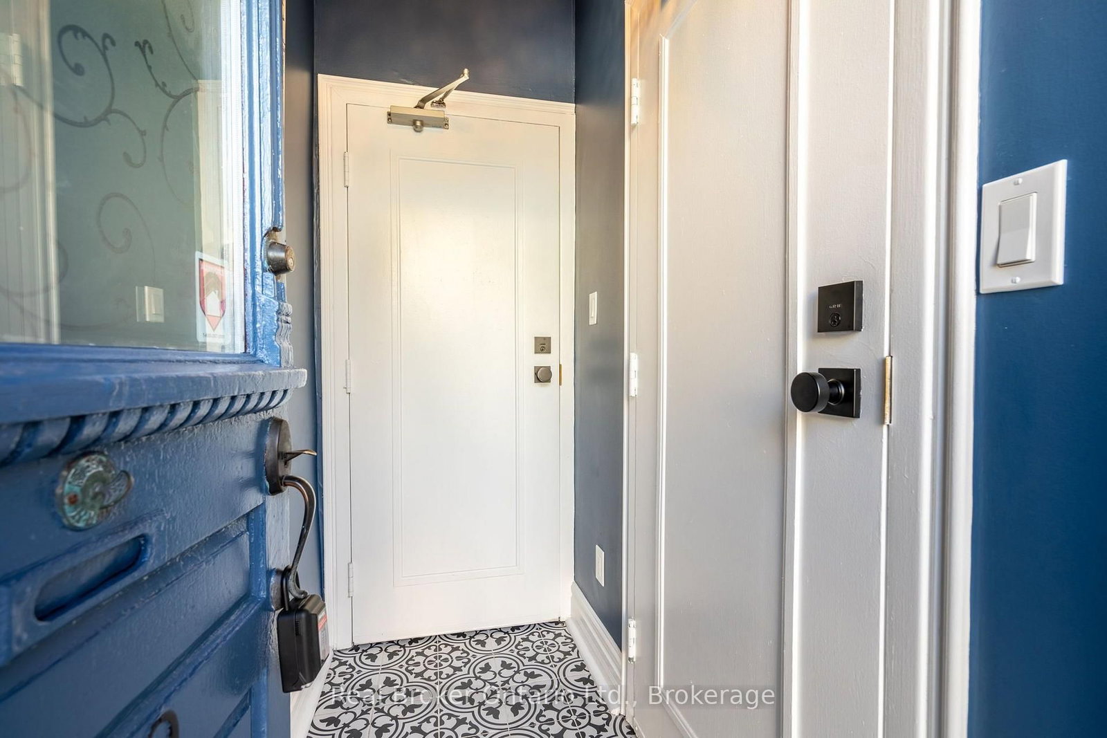 2 - 279 Main Street W, Hamilton 4